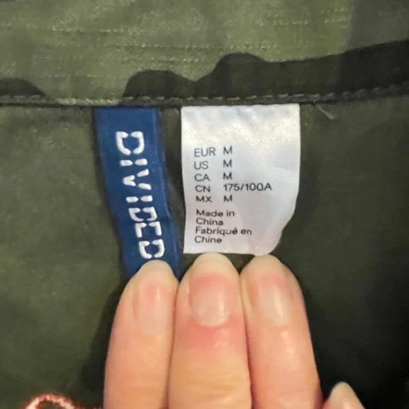 H&M’s Divided Camo shirt Men’s. - Picture 2 of 3